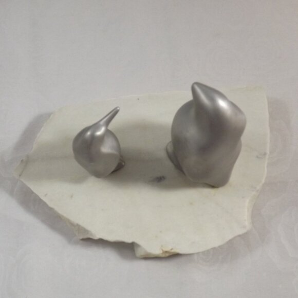 Hoselton Penguins, 2 Aluminum Sculptures on Stone Base - Picture 4 of 9
